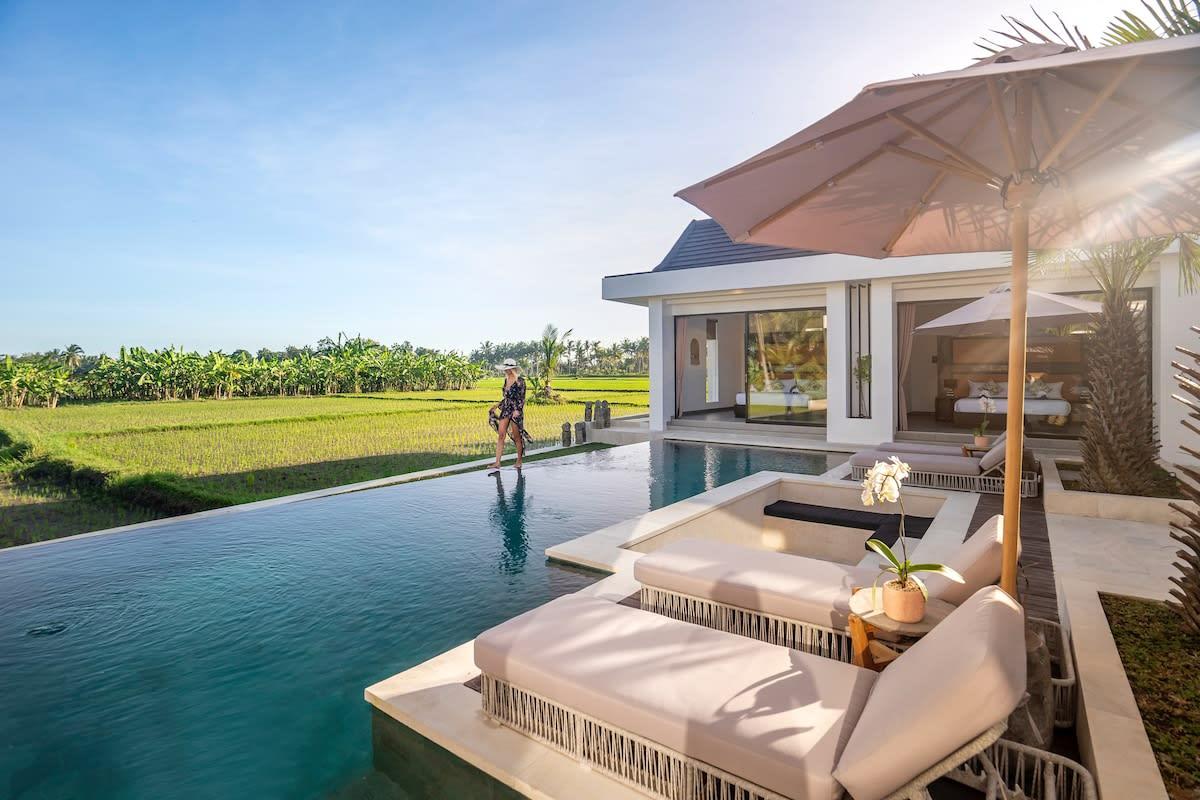 pool & lounge area