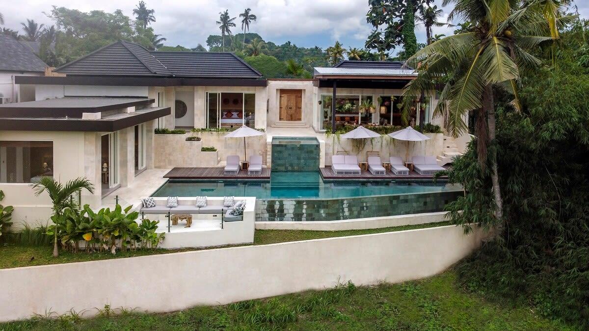 Stunning 5BR with infinity pool and jungle view