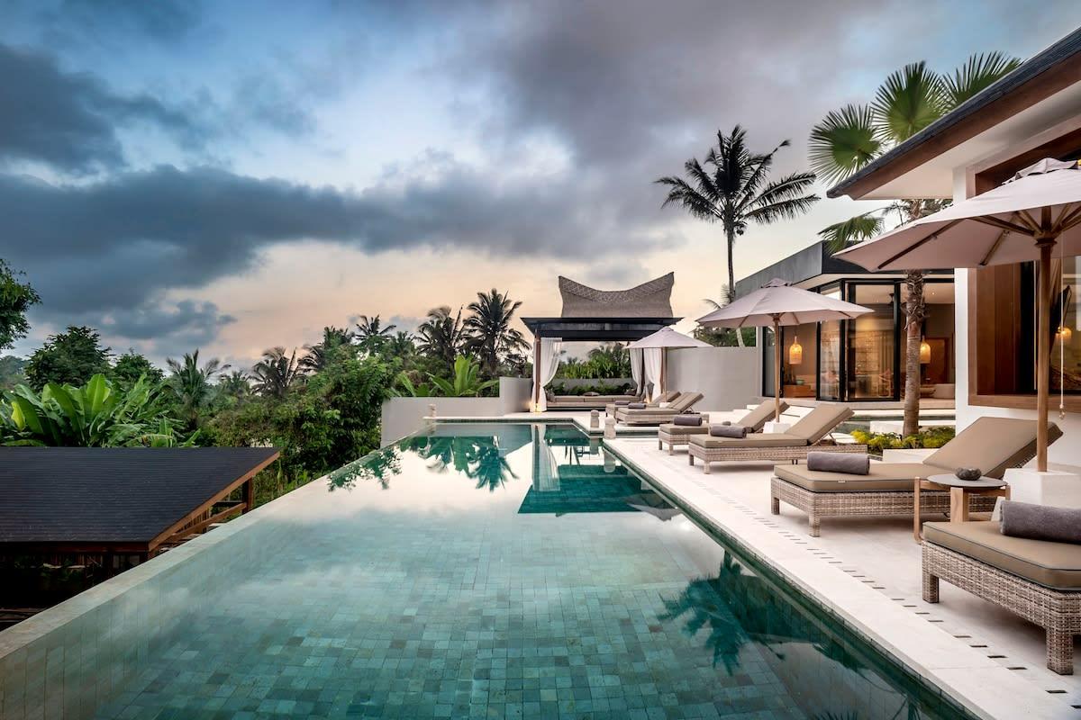 Side view of the villa and its infinity pool