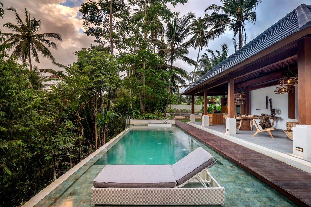 Side view of the pool and outside sitting area 