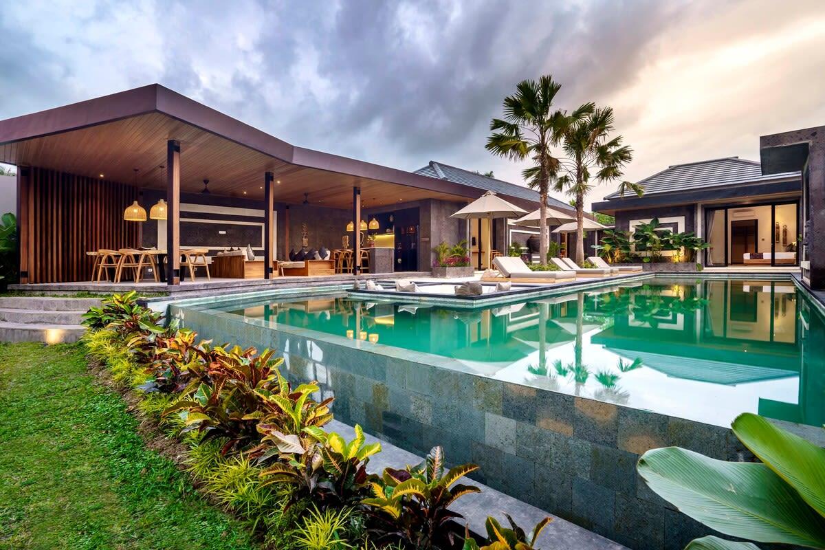 Side view of the villa’s front and turquoise pool