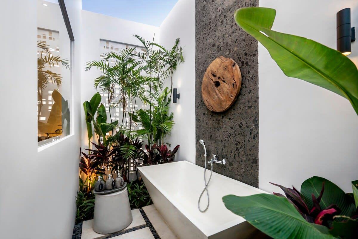 Villa Umalas, Bali - outdoor bathtub 