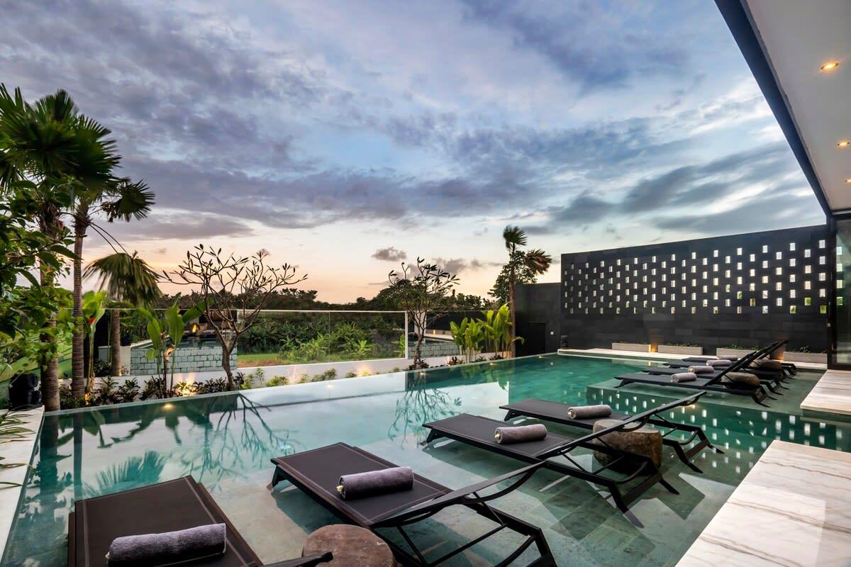 Villa Umalas, Bali - infinity pool view 