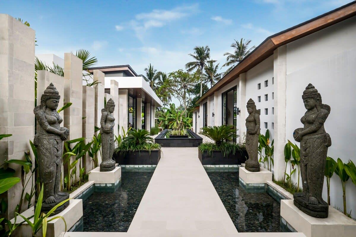 Villa entrance with statues on the sides 