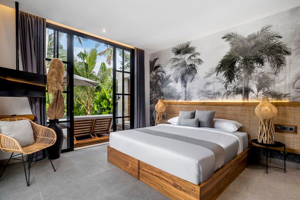 Spacious bedroom with a jungle view 