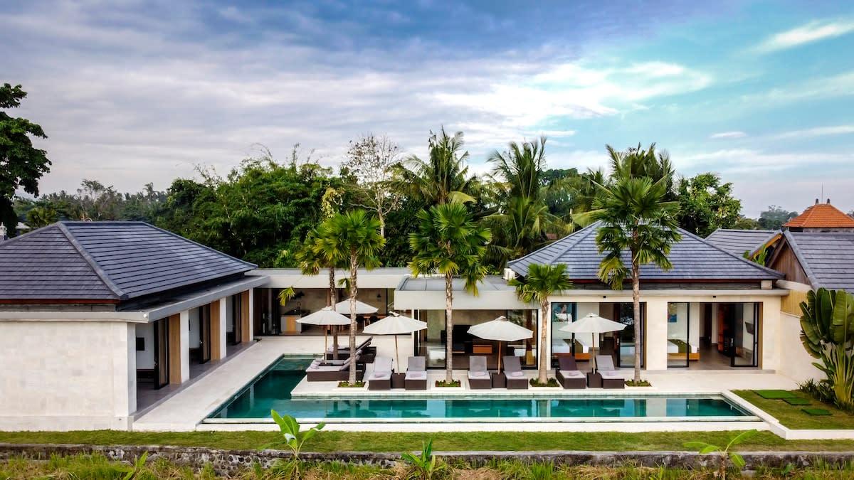 View of the villa’s front and luxurious pool