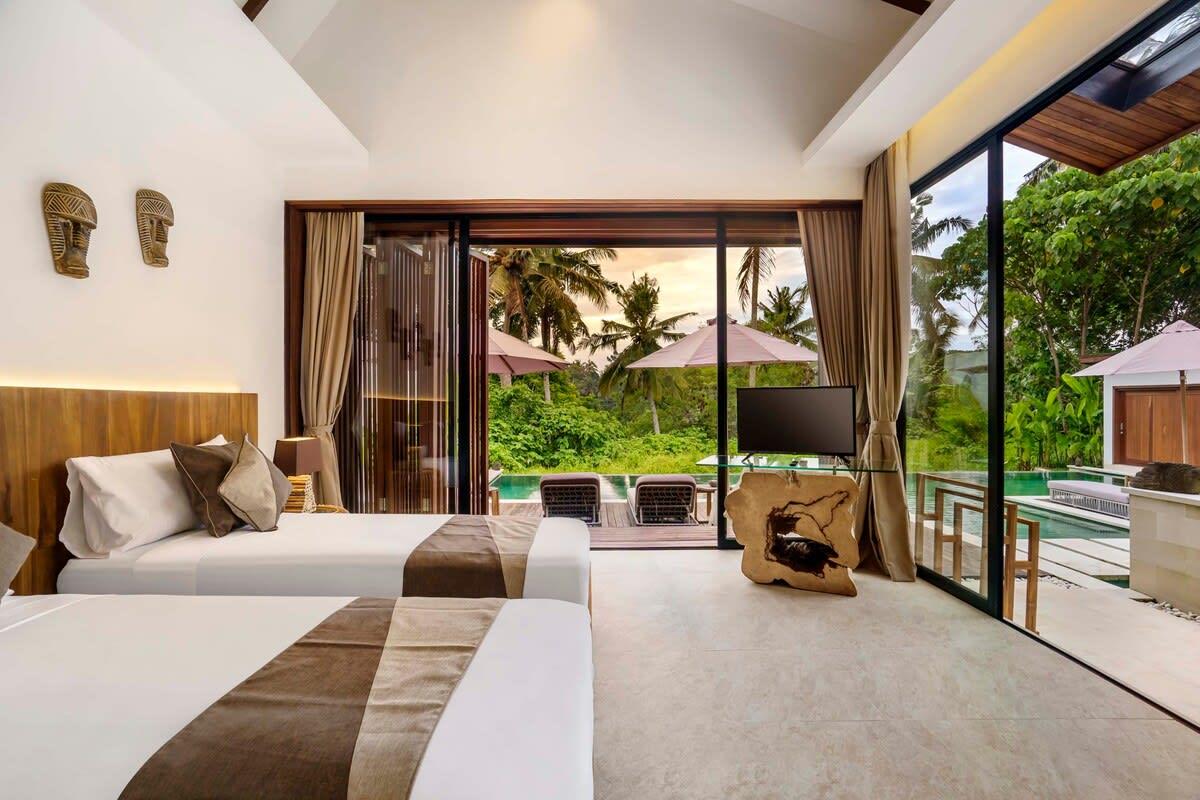 Spacious Twin bedroom with a beautiful pool and jungle view 