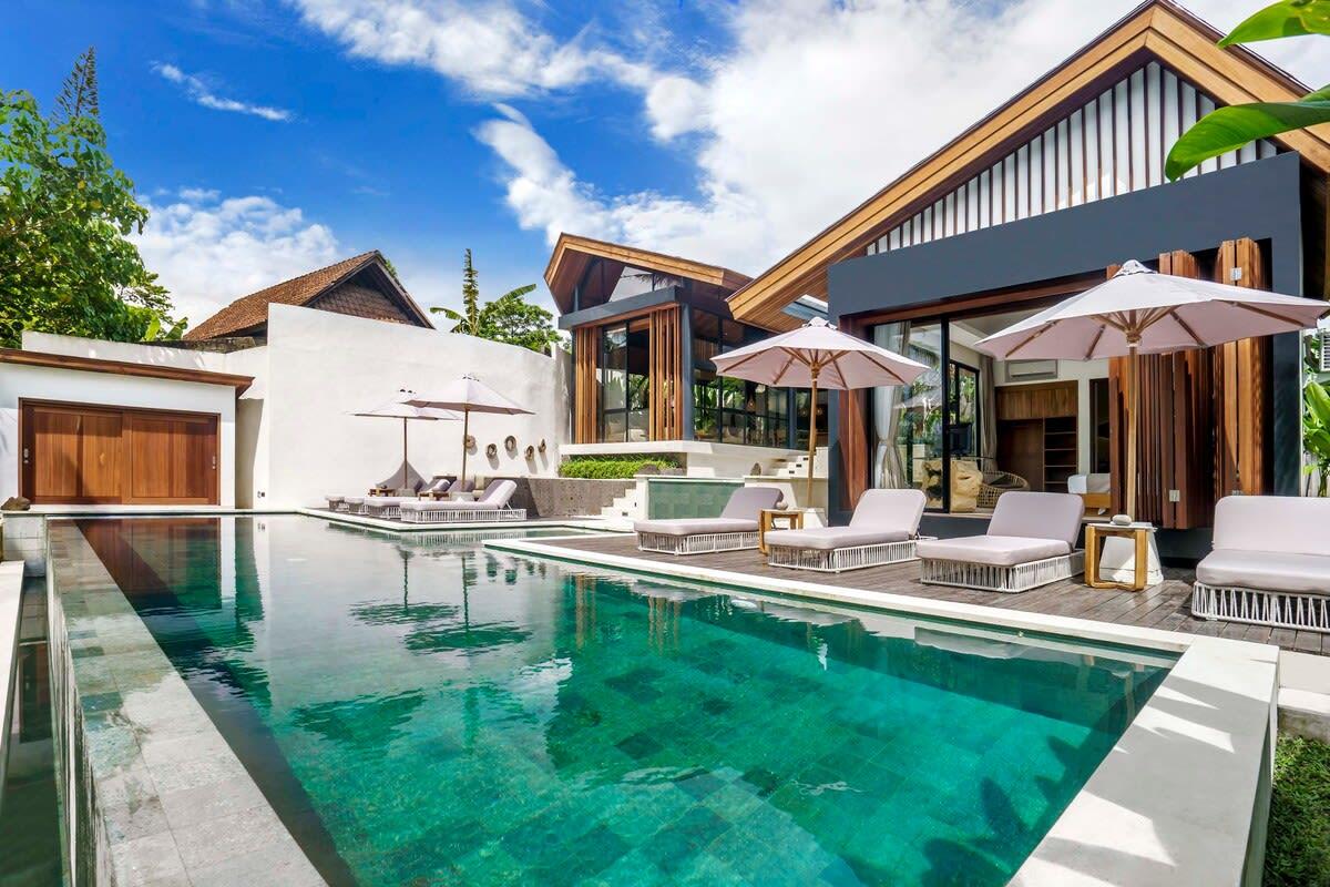 Side view of the turquoise infinity pool