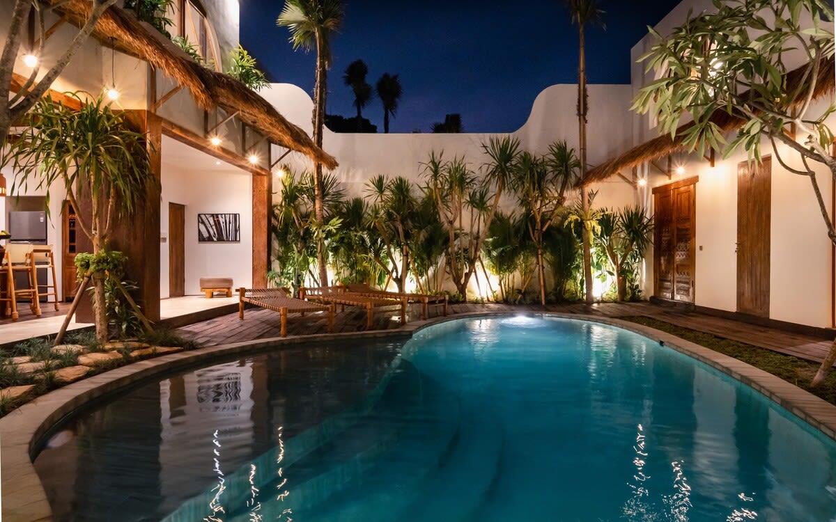 Amazing pool by night