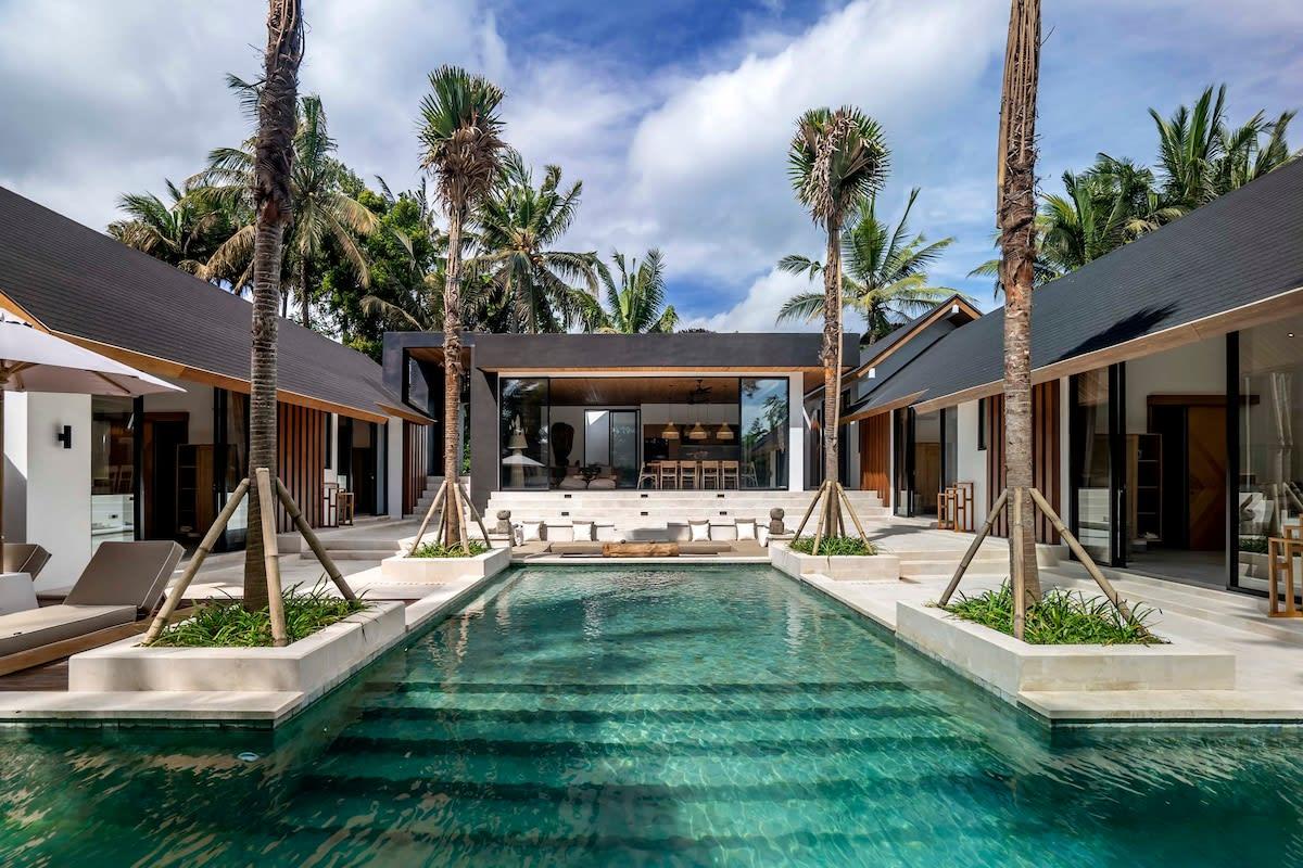 Panoramic view of the villa front and its luxurious pool