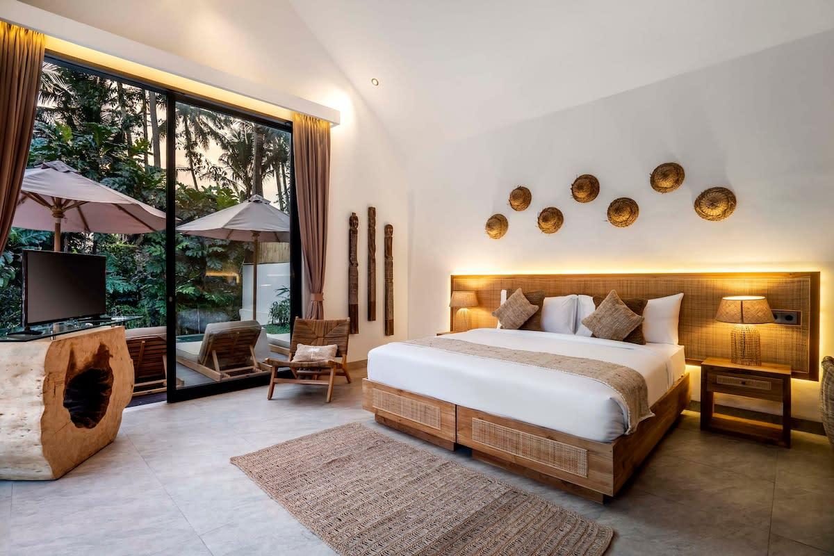 Main bedroom with wooden terrace and jungle view