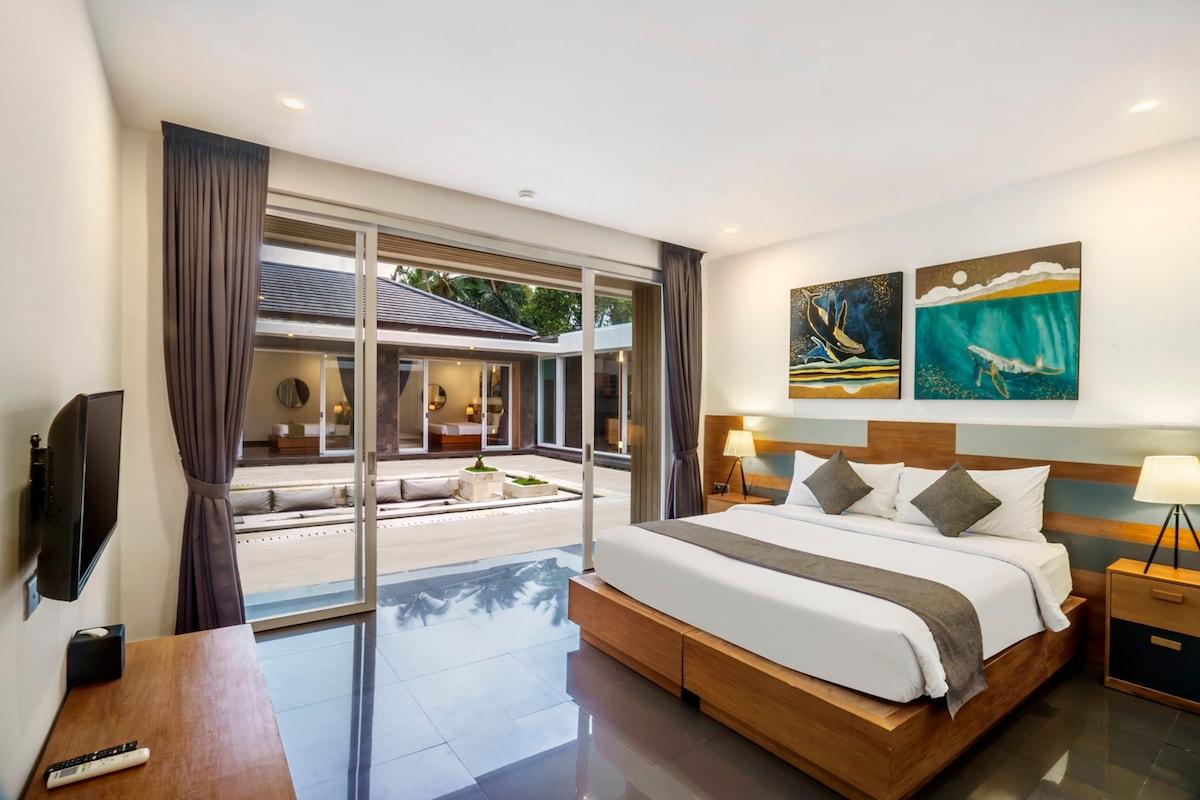 Spacious bedroom with a view of the outside sitting area 