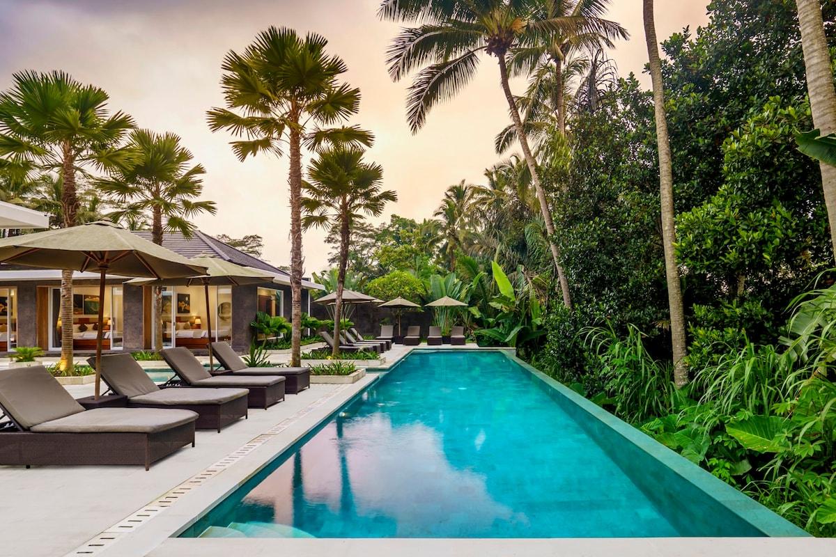 Side view of the infinity pool and lounging area