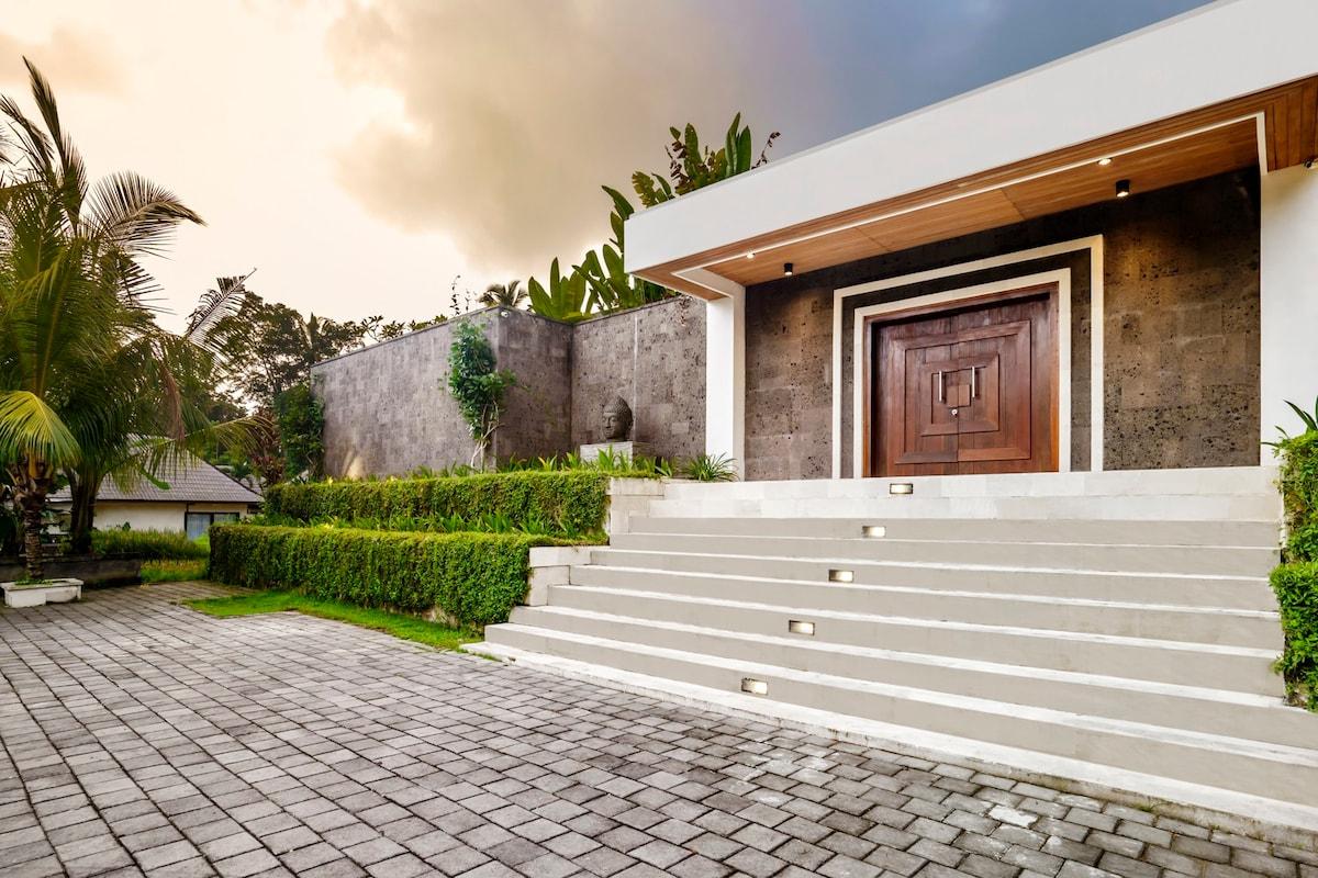 VILLA ENTRANCE & PARKING LOT
