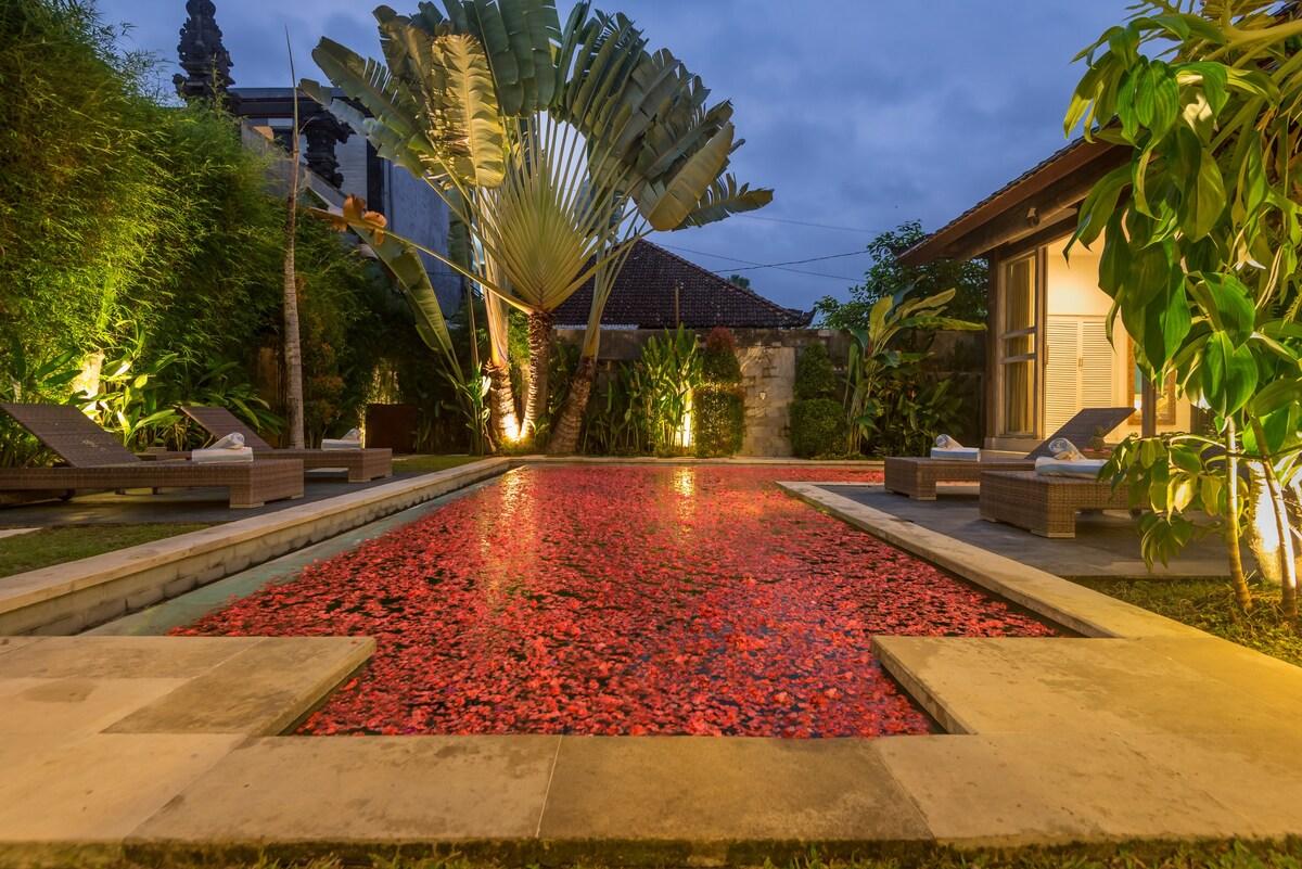 For your events (birthdays ...) do not hesitate to contact us, we can cover the swimming pool with flowers.