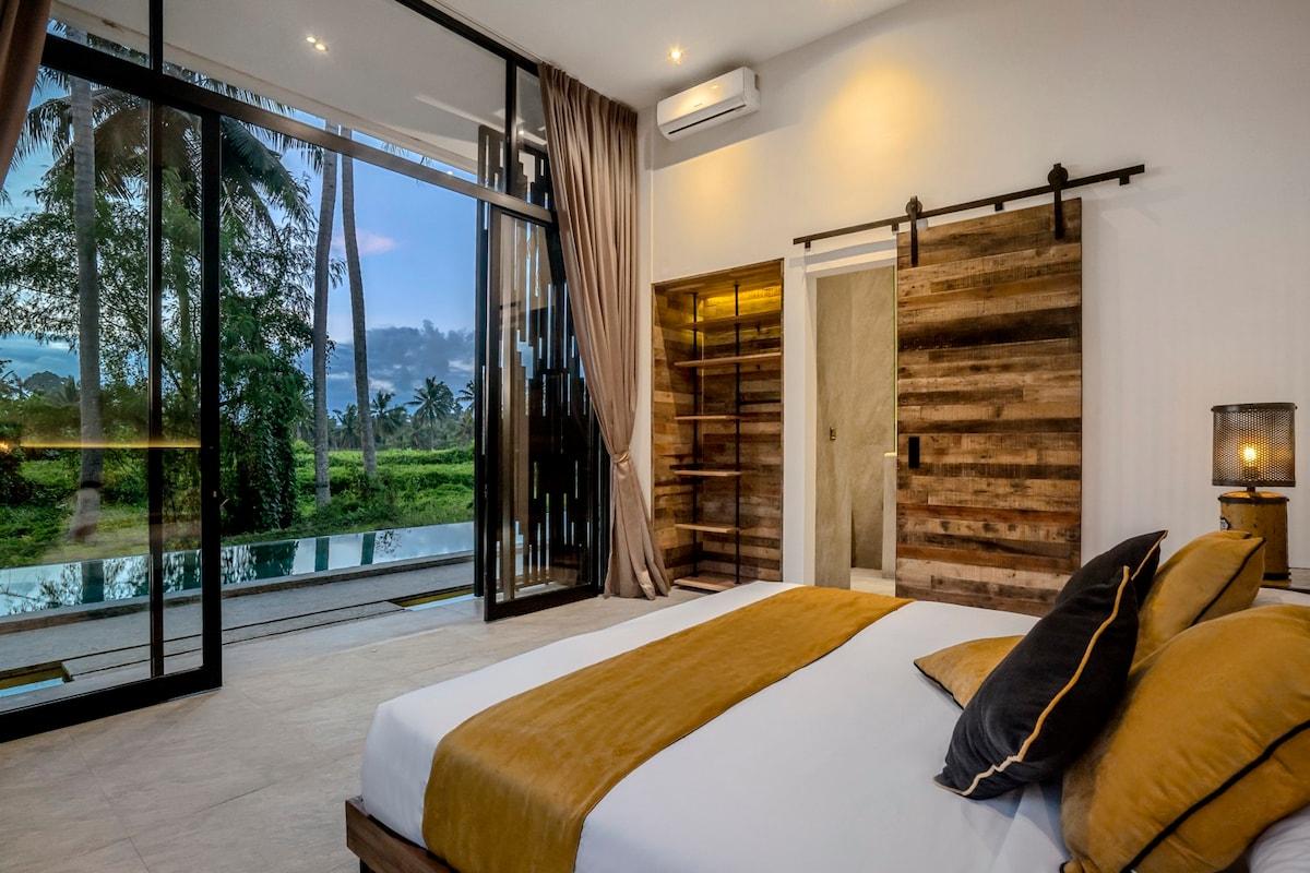 Bedroom Direct to the Pool