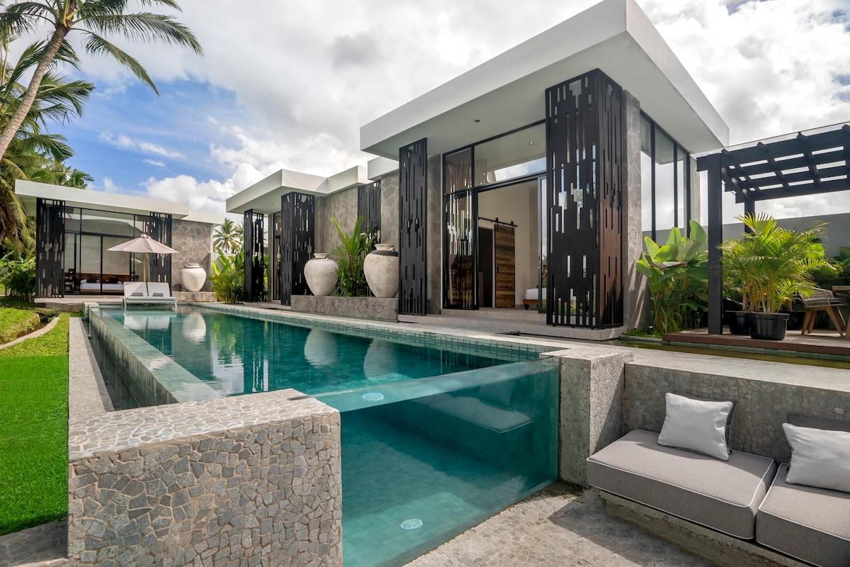 Glass wall of the pool for under water picture