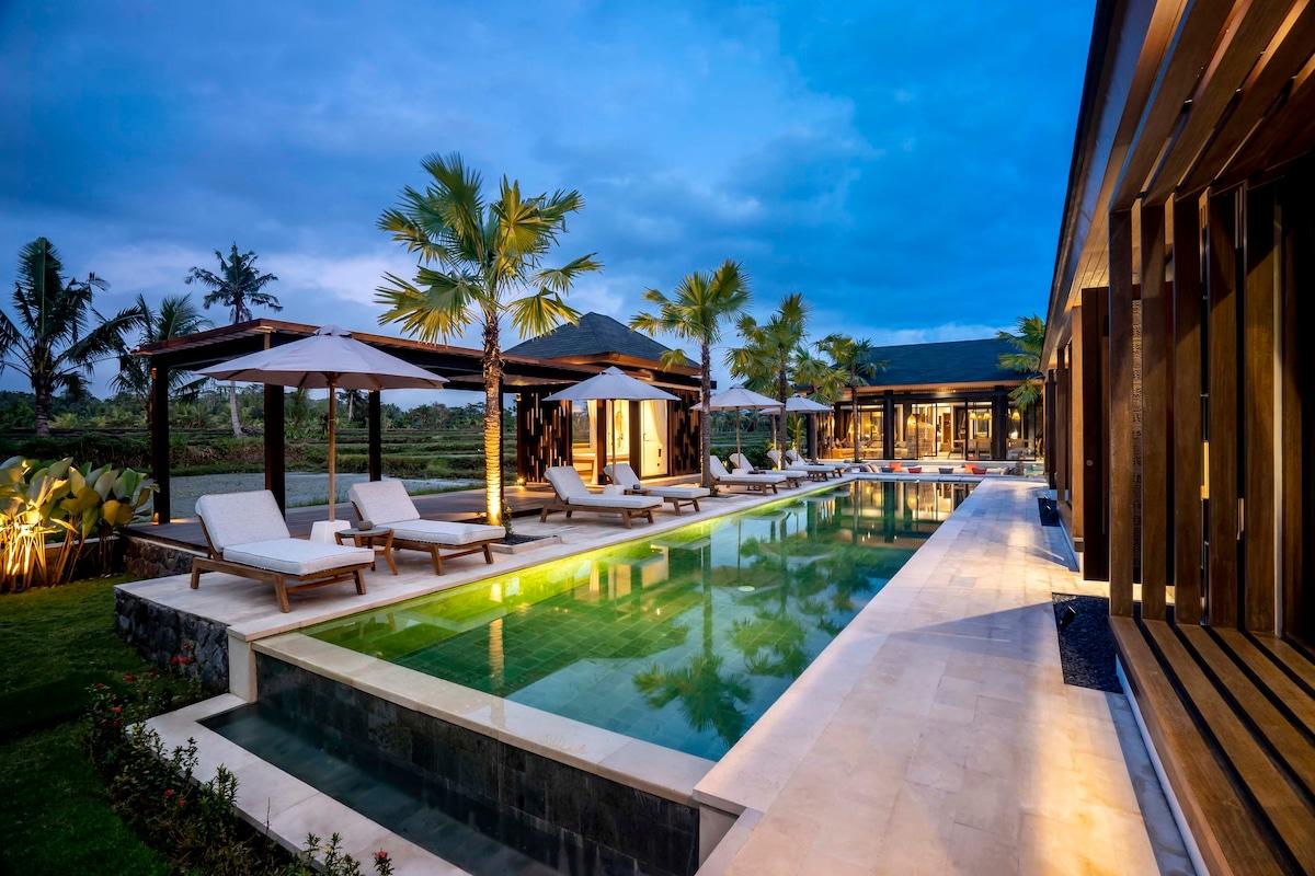 Spacious pool with sun loungers