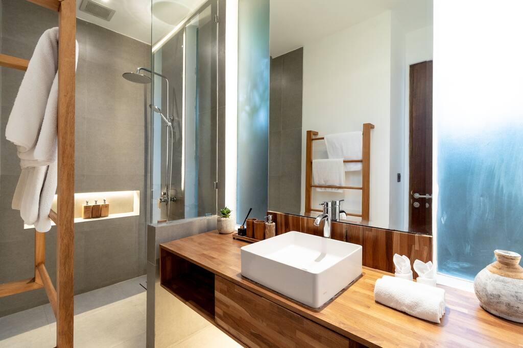 Spacious wooden styled bathroom 