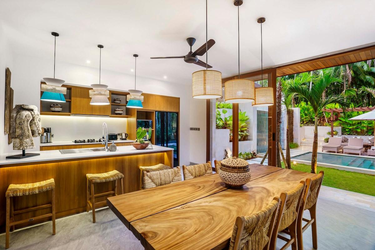 Wooden kitchen with sliding doors overlooking the outside area 